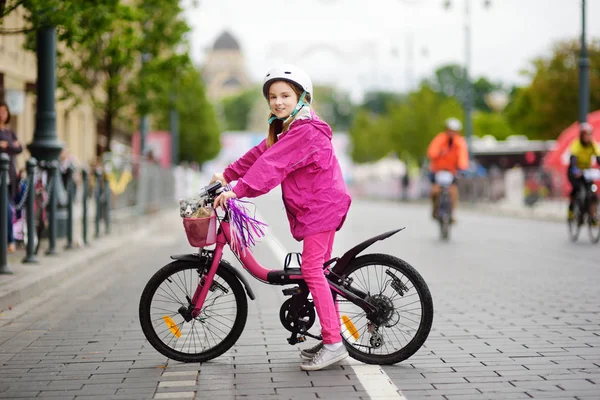 Jolie Petite Fille Vélo Dans Une Ville Portant Casque Jour — Photo