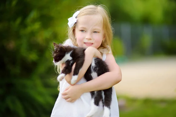 Nettes Kleines Mädchen Mit Ihrem Kätzchen Einem Warmen Sommertag Kinder — Stockfoto