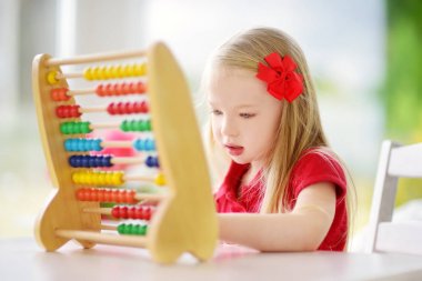 küçük kız ile ahşap abacus oynamaktan