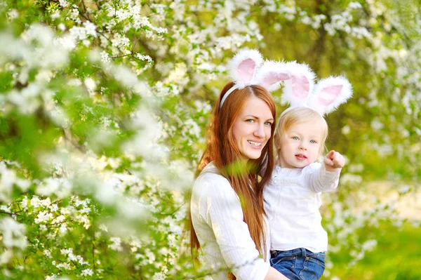 Madre e hija con orejas de conejo — Foto de Stock