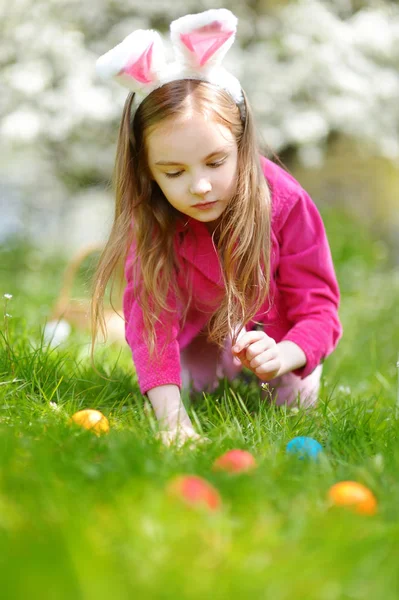 Bambina a caccia di uova di Pasqua — Foto Stock