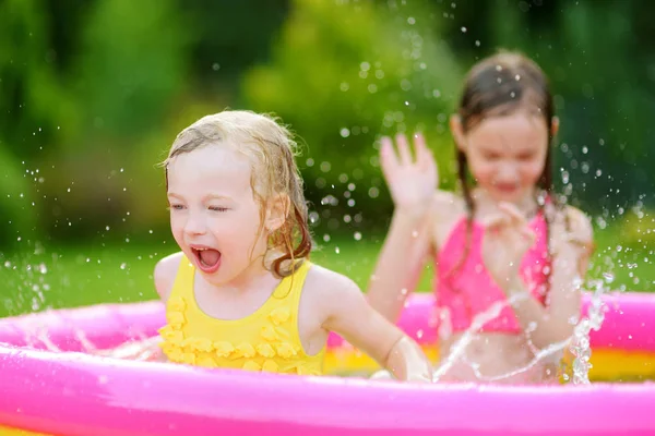 Flickor leker i uppblåsbara babypool — Stockfoto