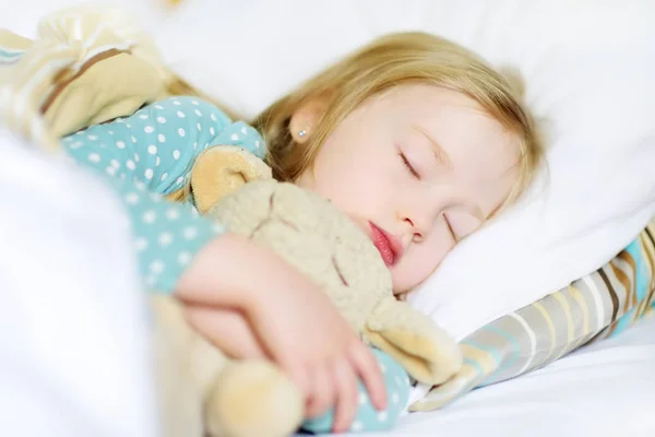 Bambina che dorme a letto — Foto Stock
