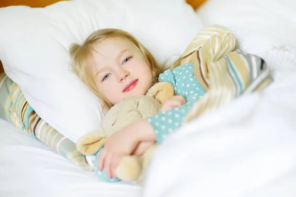 Niña acostada en la cama — Foto de Stock