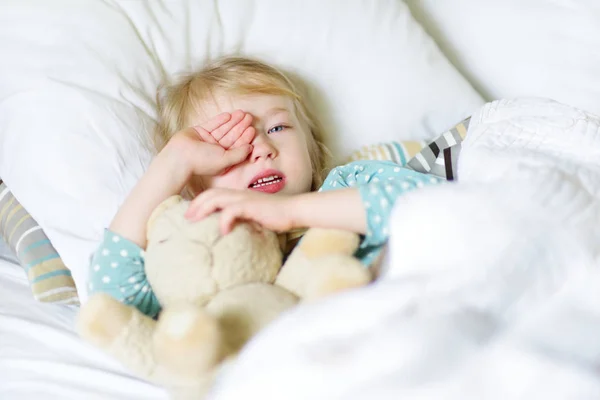Kis lány az ágyban fekve — Stock Fotó