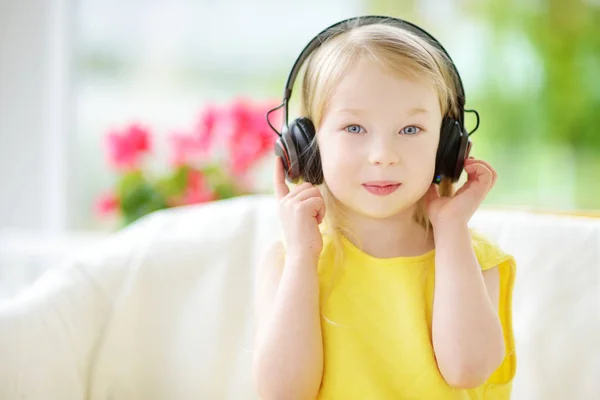 Little girl listening to music — Stock Photo, Image