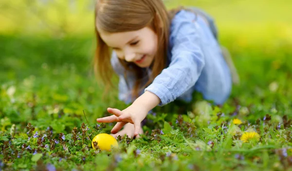 Маленькая девочка охотится за пасхальными яйцами Стоковое Фото