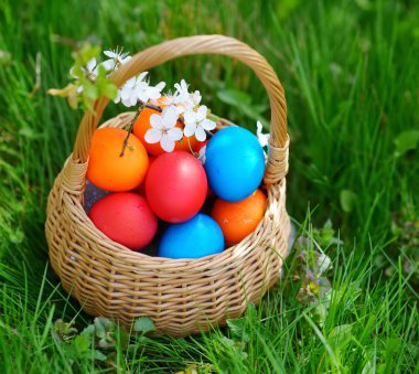 Sepette renkli paskalya yumurtaları 