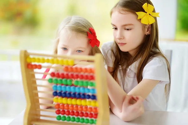 Kleine meisjes spelen met de abacus — Stockfoto
