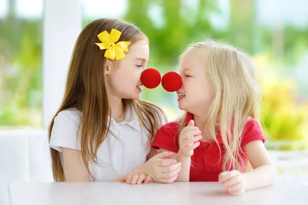 Hermanitas divirtiéndose juntas — Foto de Stock