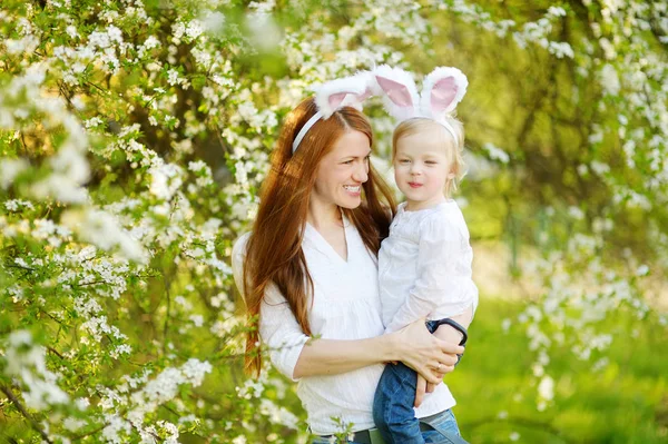 Mãe e filha vestindo orelhas de coelho — Fotografia de Stock