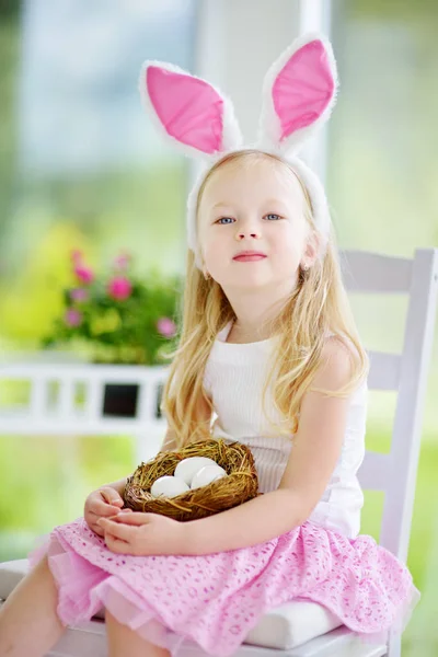 Chica jugando a la caza de huevos en Pascua — Foto de Stock
