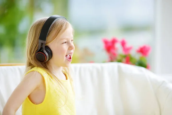 Liten flicka lyssna på musik — Stockfoto