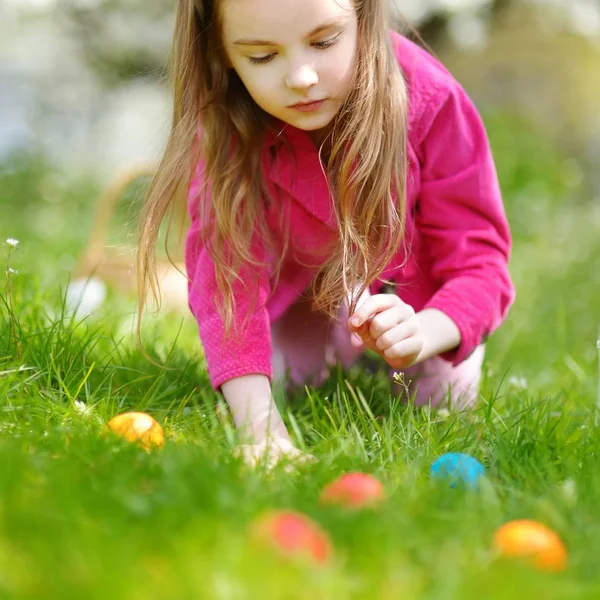 Petite fille chasse pour l'oeuf de Pâques — Photo