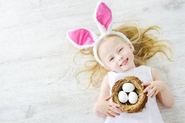 Paskalya yumurtası avı oynayan kız