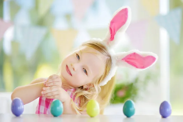 Chica jugando a la caza de huevos en Pascua — Foto de Stock