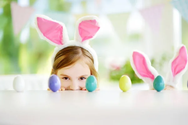 Little girl playing egg hunt — Stock Photo, Image