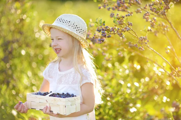 Kis lány kitárolási friss bogyós gyümölcsök — Stock Fotó