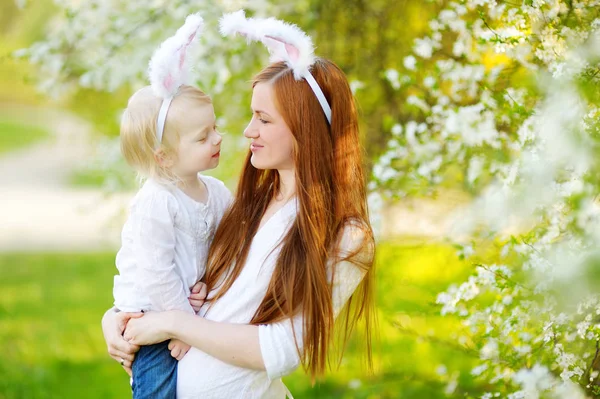 Mãe e filha vestindo orelhas de coelho — Fotografia de Stock