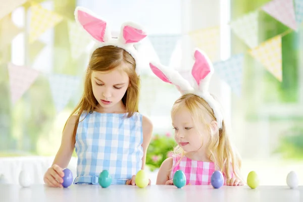 Siostry gra jajko polować na Wielkanoc — Zdjęcie stockowe