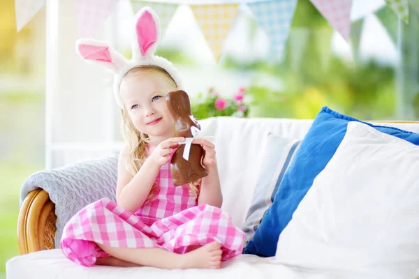 Bambina mangiare coniglio di Pasqua — Foto Stock