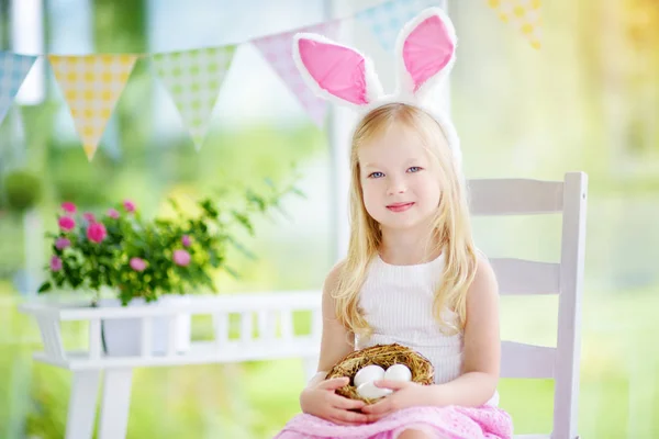 Chica jugando a la caza de huevos en Pascua — Foto de Stock