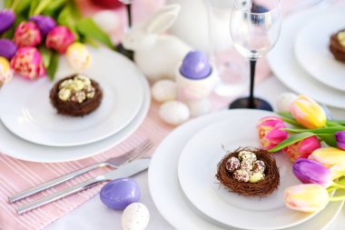 Paskalya kutlaması için güzel bir masa.