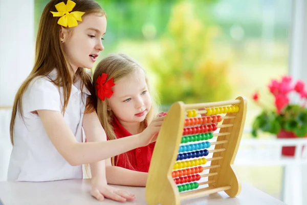 Små flickor leker med abacus — Stockfoto