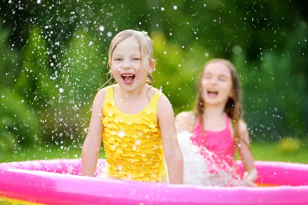 Flickor leker i uppblåsbara babypool — Stockfoto