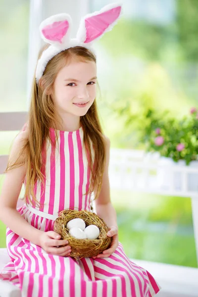 Little girl playing egg hunt — Stock Photo, Image