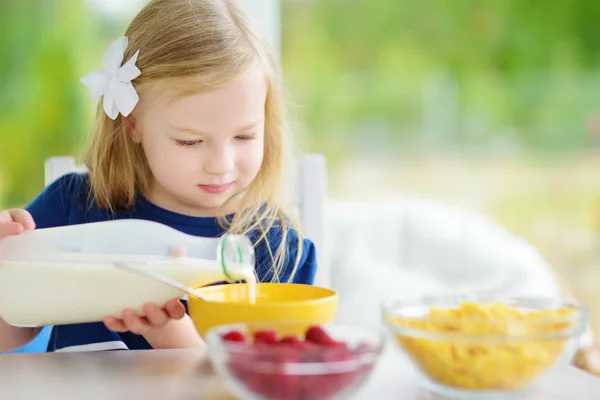 Маленькая девочка ест хлопья кукурузы — стоковое фото