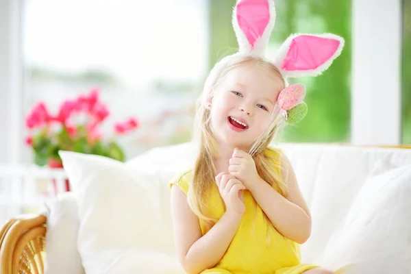 Niña jugando a la caza de huevos — Foto de Stock