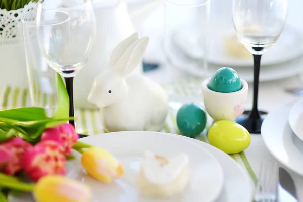 Belo cenário de mesa para a celebração da Páscoa — Fotografia de Stock