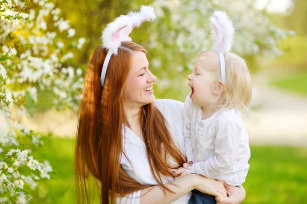 Mère et fille portant des oreilles de lapin — Photo