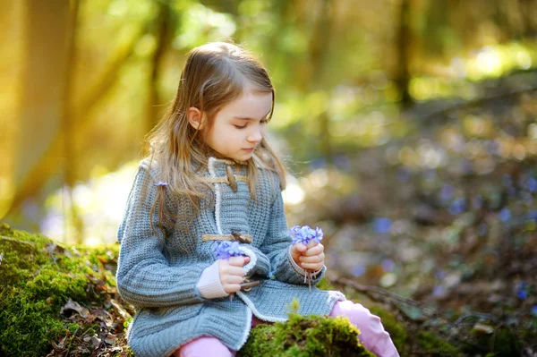 Menina colhendo flores na floresta — Fotografia de Stock