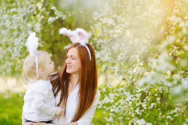 Mutter und Tochter tragen Hasenohren — Stockfoto