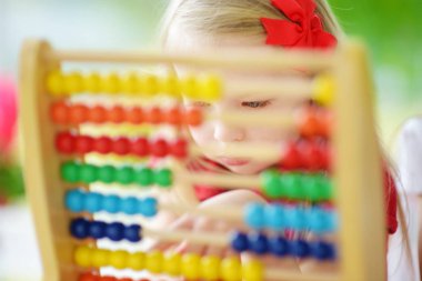 küçük kız ile ahşap abacus oynamaktan