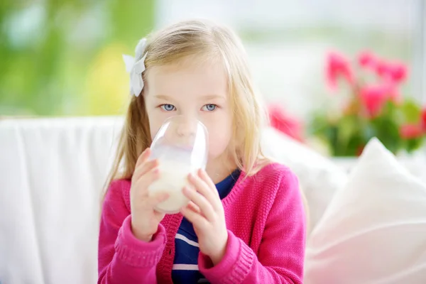 Little girl drinking organic milk — Stock Photo, Image