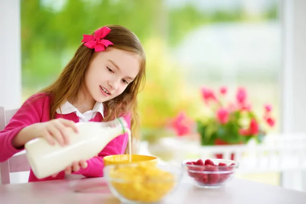 Little girl eating corn flakes — Stock Photo, Image