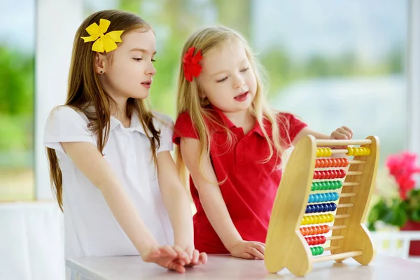 Niñas jugando con ábaco — Foto de Stock