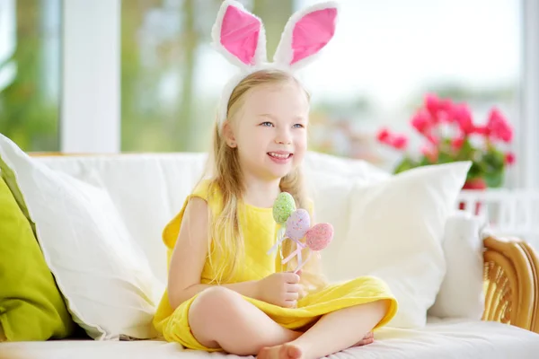 Chica jugando a la caza de huevos en Pascua — Foto de Stock