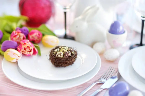 Bella tavola apparecchiata per la celebrazione della Pasqua — Foto Stock