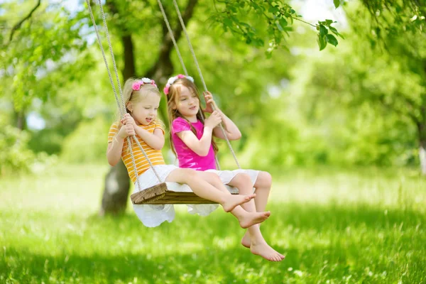 Petites sœurs s'amusent sur swing — Photo