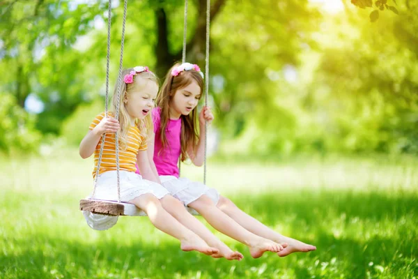 Irmãzinhas se divertindo no swing — Fotografia de Stock
