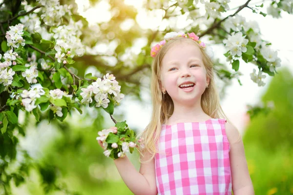 Kleines Mädchen im blühenden Garten — Stockfoto