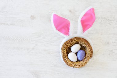 Üç renkli Paskalya yumurta ile iç içe
