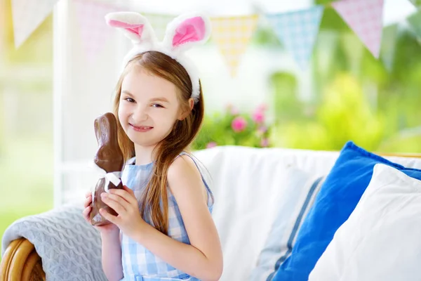 Kleine meisje eten Pasen konijn — Stockfoto