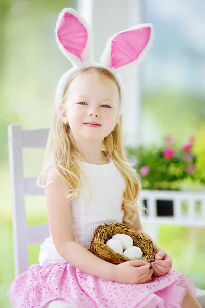 Chica jugando a la caza de huevos en Pascua — Foto de Stock