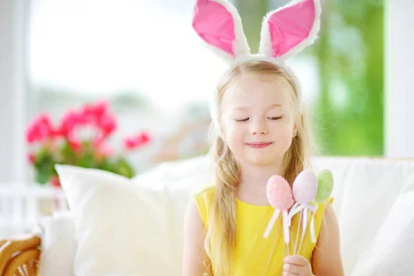 Girl playing egg hunt on Easter — Stock Photo, Image
