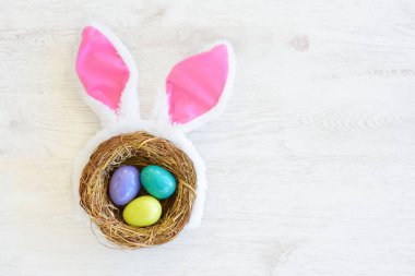 Üç renkli Paskalya yumurta ile iç içe